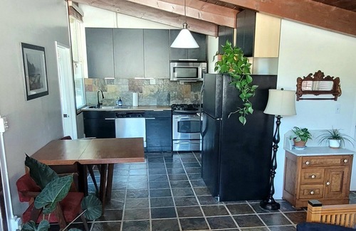 Topanga Apartment | A Charming Guesthouse Suite in the Heart of Topanga