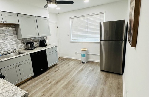 Sharon Hill House | A cheerful 3/2 bedrooms with ample space and free parking in a friendly area.