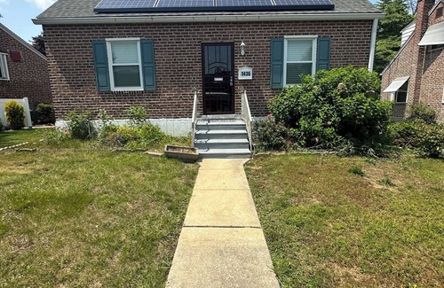 Sharon Hill House | A cheerful 3/2 bedrooms with ample space and free parking in a friendly area.