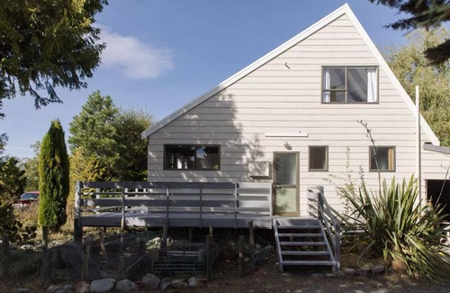 Lake Tekapo Apartment | A classic 1970s Kiwi Bach designed by Chaplin's Architects
