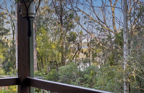 Mossy Point House | A classic beach house with waterfront access and a 5min walk to the beach