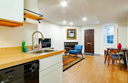 Dupont Circle Apartment | A Classy Corner of DC/Minutes walk to Dupont Circle