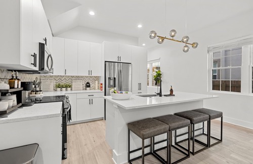 North Hyde Park House | A comforting, private experience of South RH designed townhome.