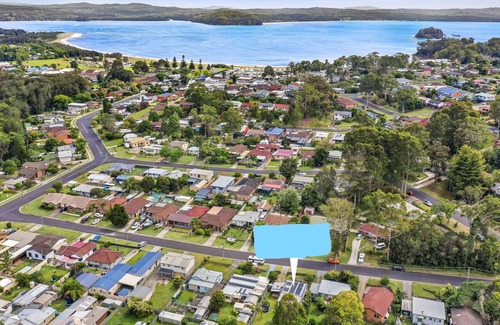 Batehaven House | A comfy place and only 600 metres to the beach. Dog friendly