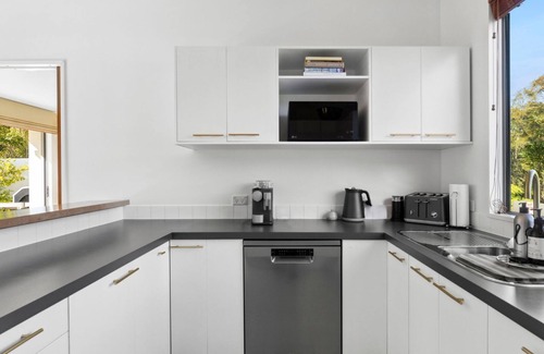 Kaiteriteri House | A contemporary family home with amazing outdoor spaces and close to the beach