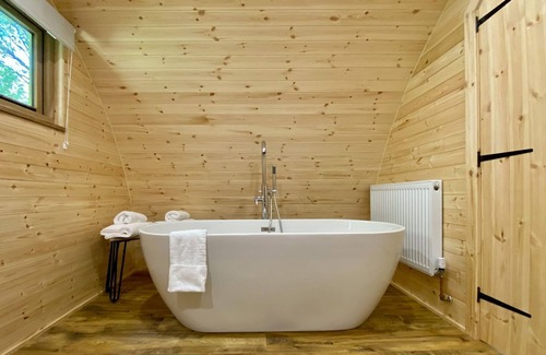 Alford Cottage | A contemporary, spacious and stylish retreat made for romantic getaways.
