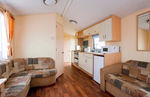 Caister-on-Sea House | A cosy caravan with one master double and one twin room.