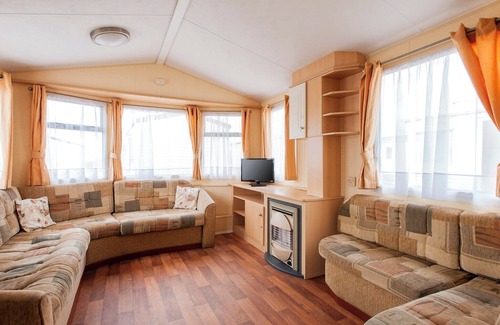 Caister-on-Sea House | A cosy caravan with one master double and one twin room.