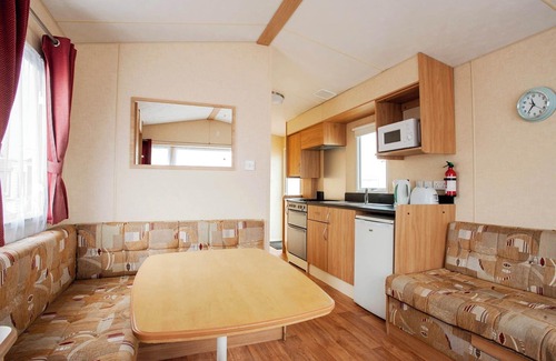 Caister-on-Sea House | A cosy caravan with one master double and one twin room.