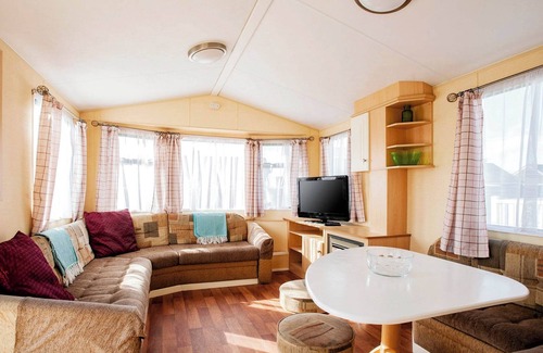Caister-on-Sea House | A cosy caravan with one master double and one twin room.