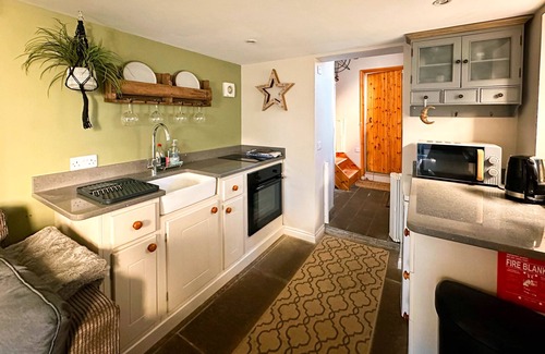 Reeth Cottage | A cosy, romantic, dog friendly holiday cottage for 2 people, WiFI & 3 pubs nearby