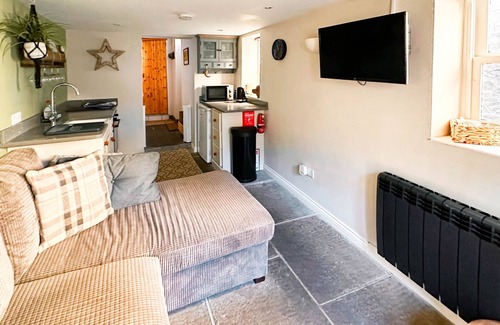 Reeth Cottage | A cosy, romantic, dog friendly holiday cottage for 2 people, WiFI & 3 pubs nearby