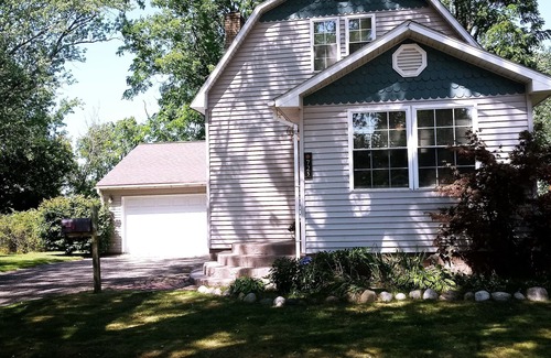 South Haven Cottage | A Cottage for Couples: Quaint, Comfortable and Convenient.