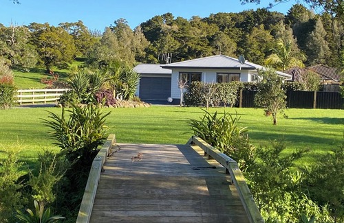 Whangarei Cottage | A cottage in a rural setting yet only minutes to Hospital, Barge Park and town.