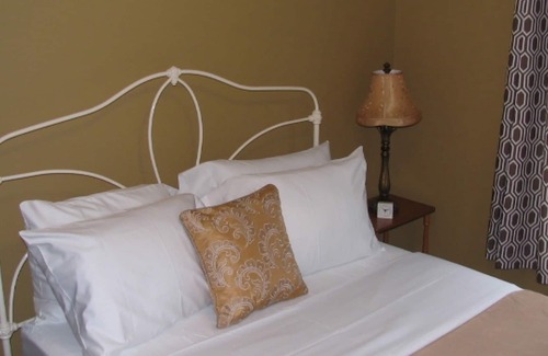 Port Angeles House | A cottage in the heart of Port Angeles across from timbered Jesse Webster park