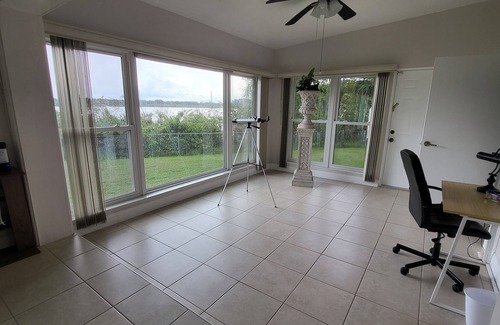 Crystal Lake House | A Cottage on Lake Near Universities and colleges. close to shops and downtown