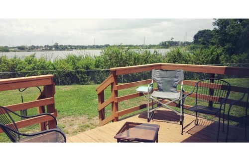 Crystal Lake House | A Cottage on Lake Near Universities and colleges. close to shops and downtown
