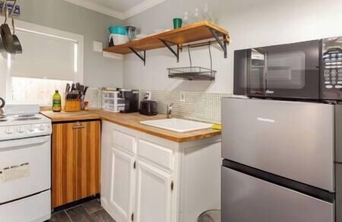 North Oak Park Cottage | A+ Cottage- Walk to UC Davis Med Center and Shriners King Bd