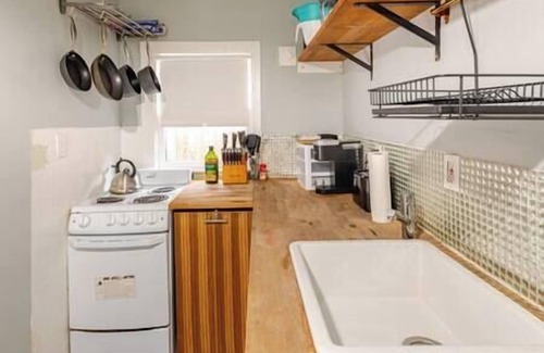 North Oak Park Cottage | A+ Cottage- Walk to UC Davis Med Center and Shriners King Bd