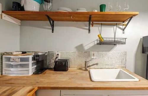 North Oak Park Cottage | A+ Cottage- Walk to UC Davis Med Center and Shriners King Bd