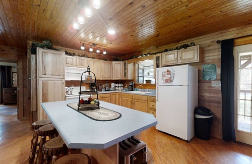 Wears Valley Cabin | A Cowpoke's Dream (3-Bedroom Cabin) by RedAwning