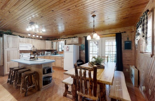 Wears Valley Cabin | A Cowpoke's Dream (3-Bedroom Cabin) by RedAwning