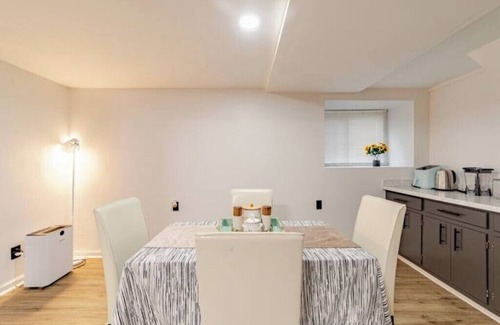 Tallahassee House | A cozy 1-bedroom apartment with massaging bed. Close to FSU, FAMU, AIRPORT &I10.