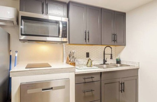Tallahassee House | A cozy 1-bedroom apartment with massaging bed. Close to FSU, FAMU, AIRPORT &I10.