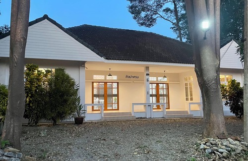 Ban Pa Yang House | A cozy 4-bedroom house for up to 8 people, near Suratthani Railway Station.