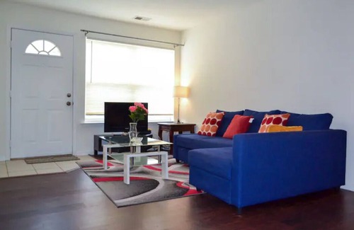 Iselin Apartment | A cozy alcove with all highways within stone's throw.
