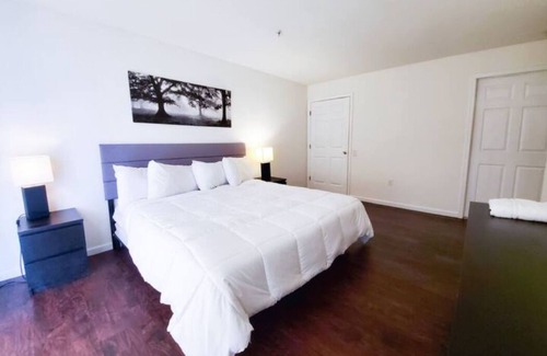 Iselin Apartment | A cozy alcove with all highways within stone's throw.