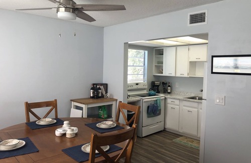 Horton Shores Apartment | A Cozy Beachcomber's Paradise 2/1