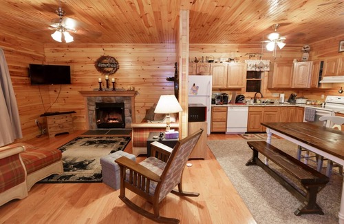 Luray Cabin | A Cozy Bear Cottage! Quiet Mountain Cabin!