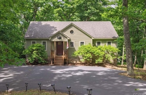 Wintergreen Cabin | A cozy cabin in the heart of Wintergreen!