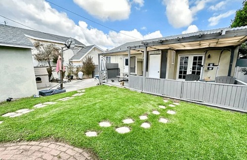 South Redondo Cottage | A cozy cottage by the beach and the Riviera Village shops and restaurants.