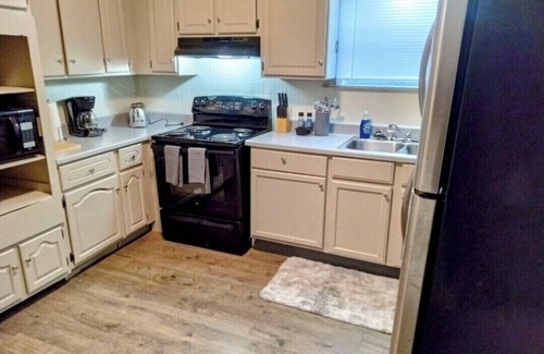 St. Louis House | A cozy Home for the Traveling Women - Women only please. Rooms for rent