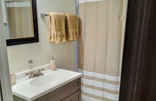 St. Louis House | A cozy Home for the Traveling Women - Women only please. Rooms for rent