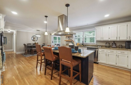 Peachtree Corners House | A Cozy Peaceful Space for a Family Getaway