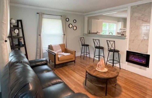 Burlington House | A COZY spacious small house is suitable for your travel and near Elon University