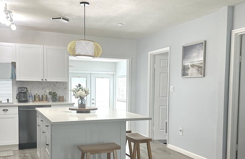 Pompano Beach House | A cozy-stay with POOL for you and your family.