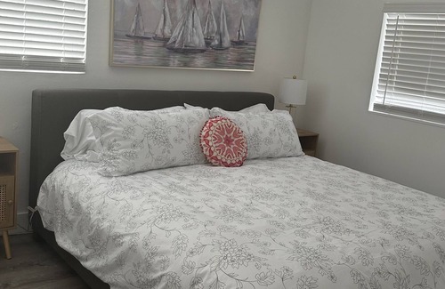 Pompano Beach House | A cozy-stay with POOL for you and your family.