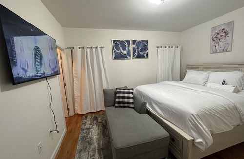 Elizabeth House | A cozy three bedroom house.. it is 6 minutes drive to Newark airport.