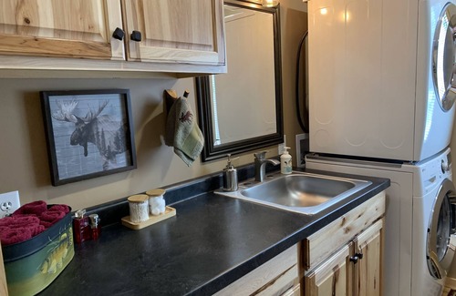 Comins Cabin | A creekside cabin for a relaxing getaway in the woods and near trails