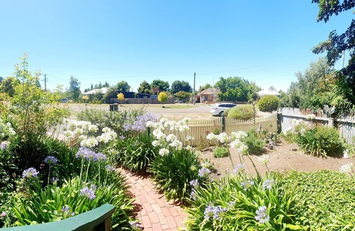 Daylesford Cottage | A DAYLESFORD Abelia Cottage 2br 750 M walk to town sleeps 5