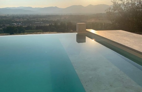 Guzman Villa | A deluxe Villa with an amazing park and infinity pool in Bevagna