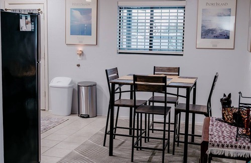 Swan Way Park House | A Desert Oasis - Attractive 2 BR house in midtown Tucson with fenced yard