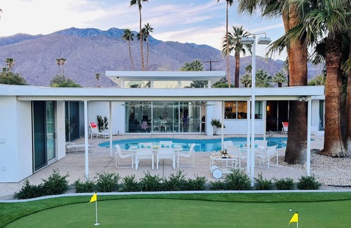 Palm Springs House | A Desert Retreat Awaits You.