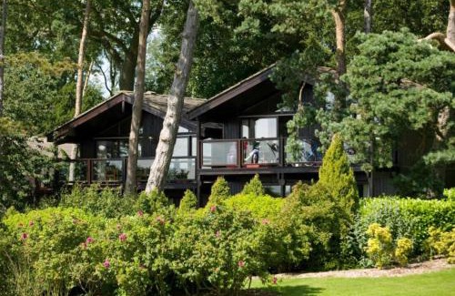 Barnsdale House | A detached timber lodge with Lake Views, Xmas Week.