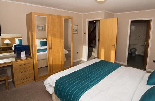 Barnsdale House | A detached timber lodge with Lake Views, Xmas Week.