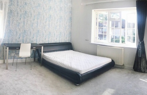 Whitton House | A double room in a beautiful house 0.7M from Twickenham stadium